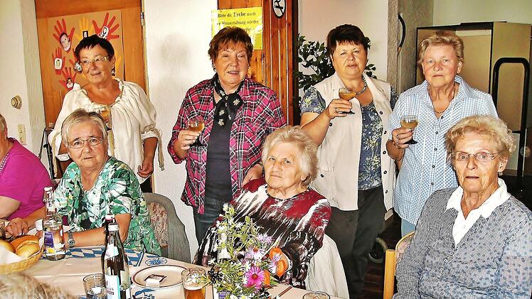 Mit einem Glas Federweißen stoßen (stehend von links) Helga Müller, Erika Fürst, Elke Motschmann und Roswitha Lück vom Leitungsteam auf ein gutes Gelingen des Oktoberfestes an. Foto: Bernd Kleinert