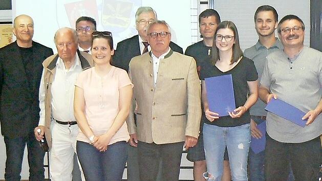 Die f&uuml;r ihre Treue geehrten Mitglieder des DLRG-Ortsverbandes  Foto: privat