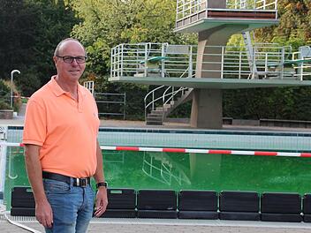 Roland B&uuml;hner und sein Team machen die Becken winterfest. Foto: Anna Wentrock