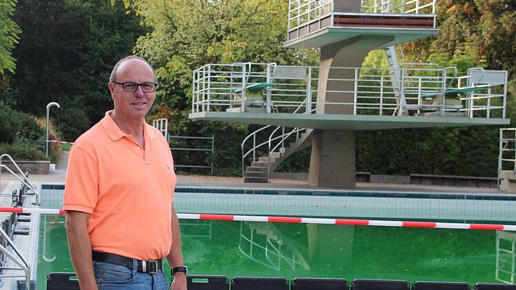 Roland B&uuml;hner und sein Team machen die Becken winterfest. Foto: Anna Wentrock