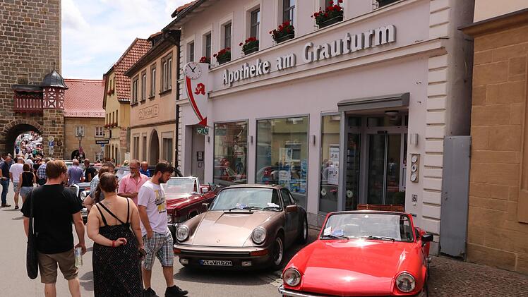 Ältere Menschen brauchen oft was aus der Apotheke. Diese "Alten" präsentieren sich davor. Foto: Helmut Will