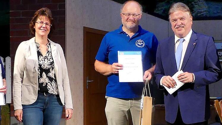 Karin Hübner und Rudolf Hanke (Erste und Dritter von links) freuten sich mit Heike Söllner, Landrat Klaus Peter Söllner und Siegfried Küspert (weiter von links) über die Ehrenamtskarte.  Foto: Dieter Hübner