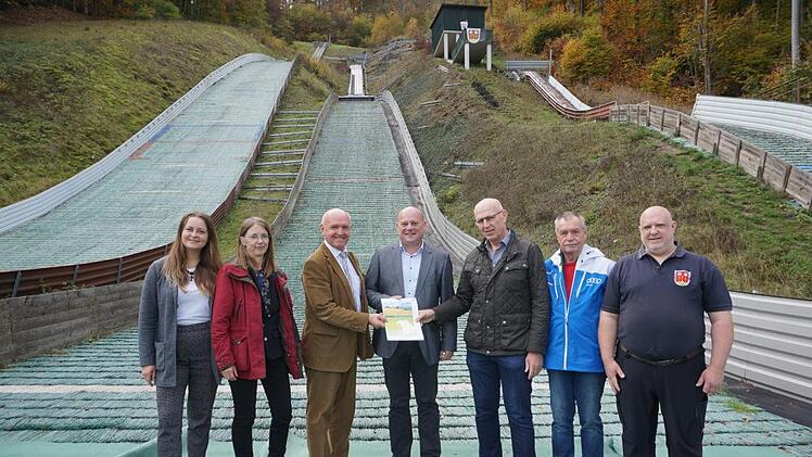 Fördermittelübergabe Schanzen Übergabe des Fördermittelbescheides zur Elektrifizierung der Schanzenanlage (von links:  Mirjam Eckert, Ursula Schneider, Landrat Thomas Habermann, Bürgermeister Georg Seiffert, Leader-Koordinator Wolfgang Fuchs, Schanzenwart Hans Beck und RWV-Kassier Anthony Maddron.  Marion Eckert
