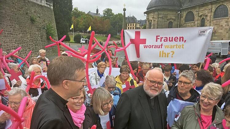 Kardinal Reinhard Marx und Bischof Michael Gerber stellten sich den demonstrierenden Frauen in Fulda. Foto: Marion Krüger-Hundrup