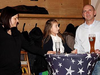 Melanie Reuling (l.) und Isabella Morina löcherten Bürgermeister Heinrich Süß. Foto: Richard Sänger