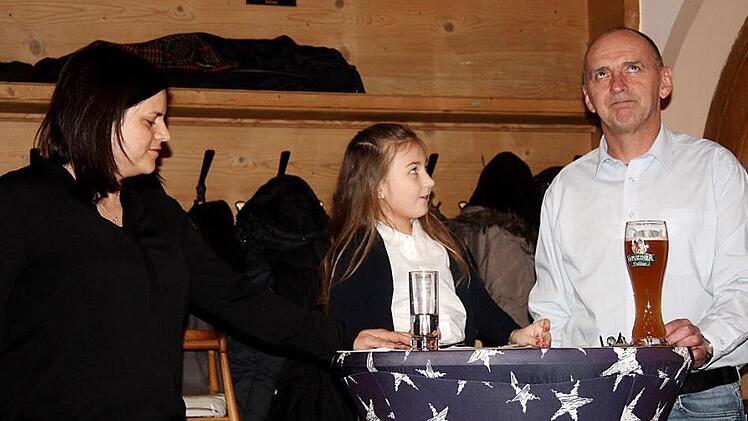 Melanie Reuling (l.) und Isabella Morina löcherten Bürgermeister Heinrich Süß. Foto: Richard Sänger