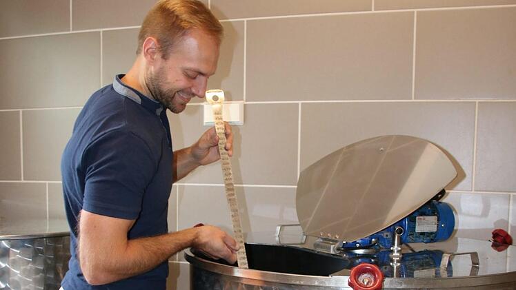 Dave Renninger an einem 500-Liter-Sudkessel in Untererthal.
