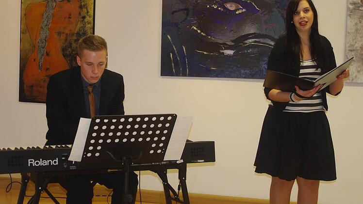 Sie umrahmten die Ausstellungseröffnung musikalisch: Julian Unewisse und Janina Seifert.