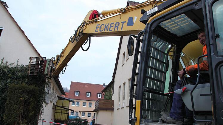Erst wenn alle Fremdstoffe entsorgt sind, beginnt der Bagger mit dem Abriss.
