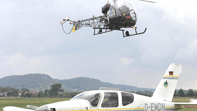 Nein, sie kamen sich nicht in die Quere: Uli Streich landete seine 47 Jahre alte und 240 PS starke "Bell 47 - D-HICE" sicher auf dem Vorfeld des Flugplatzes. Beim Fliegerfest in Haßfurt herrschte viel Betrieb.