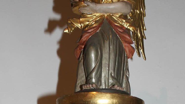 Der große blaue Engel trägt noch das Zunftwappen des Müllerhandwerkes. Foto: Sopnja Adam