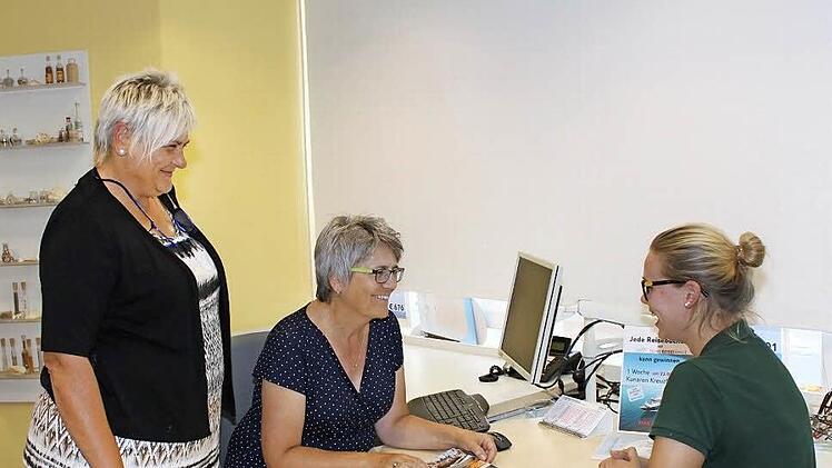 Ursula Mäx (l.) und Gisela Zimmermann beraten Sabrina Haas (r.) , die in die Türkei reisen möchte.  Foto: Carmen Schwind