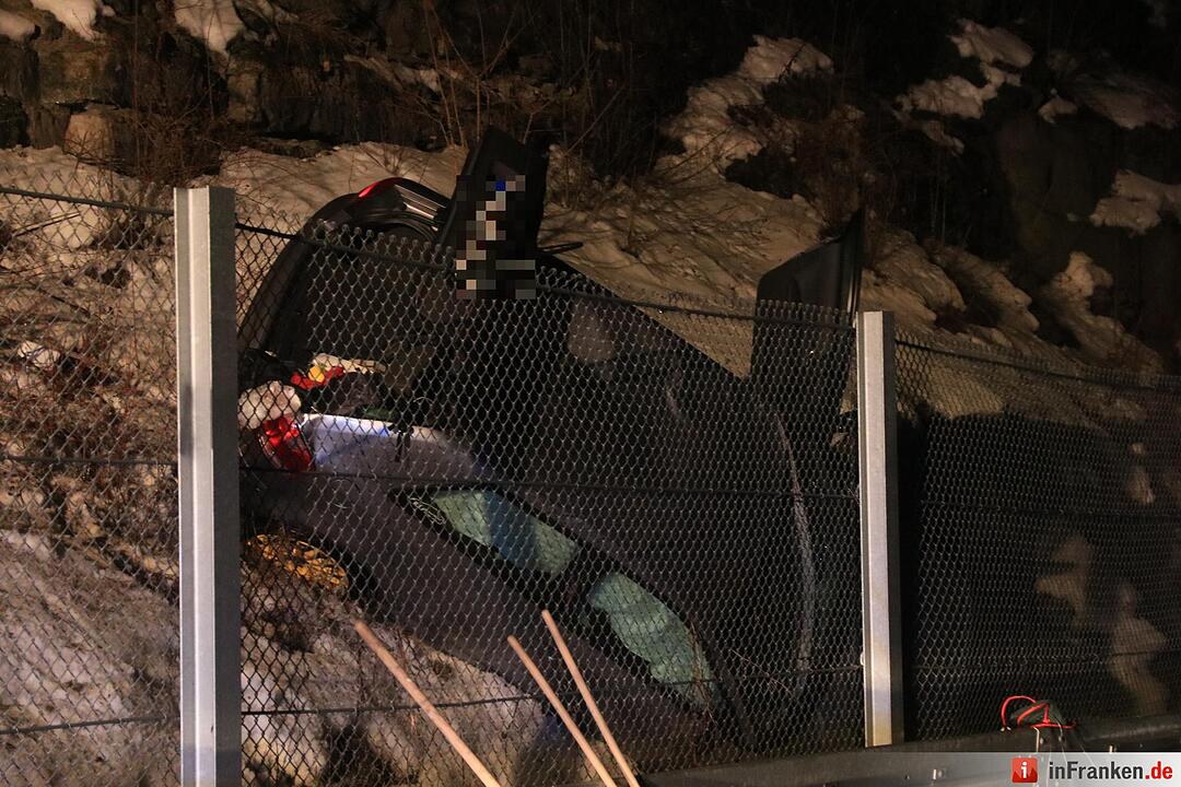 Audi A3 zwischen Fels und Steinfangzaun eingeklemmt - Beide Insassen nur leicht verletzt