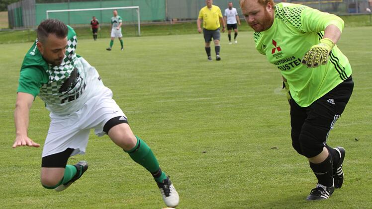 Glück hat der Zeller Keeper Manuel Wambach (rechts), dass der Wonfurter Tobias Windgassen den Ball nicht mehr erreicht.