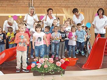 Die Kinder der schulvorbereitenden Einrichtung dr&uuml;ckten mit ihrem fr&ouml;hlich gesungenen Spielplatzlied ihre Freude &uuml;ber den neuen Spielplatz aus.  Foto: Alfred Thieret