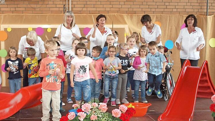 Die Kinder der schulvorbereitenden Einrichtung dr&uuml;ckten mit ihrem fr&ouml;hlich gesungenen Spielplatzlied ihre Freude &uuml;ber den neuen Spielplatz aus.  Foto: Alfred Thieret