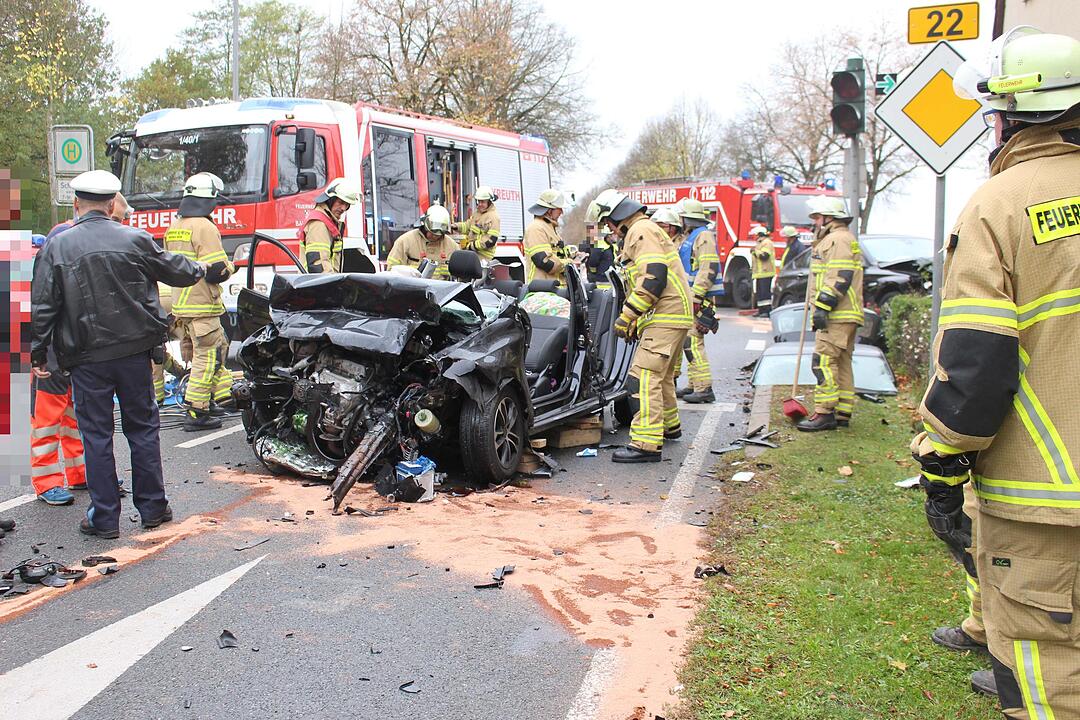 Frau wird bei Crash in Bayreuth im Auto eingeklemmt