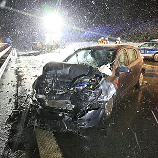 Oberfranken: Schwerer Zusammenstoß auf der A93 - Fahrer stirbt noch an der Unfallstelle