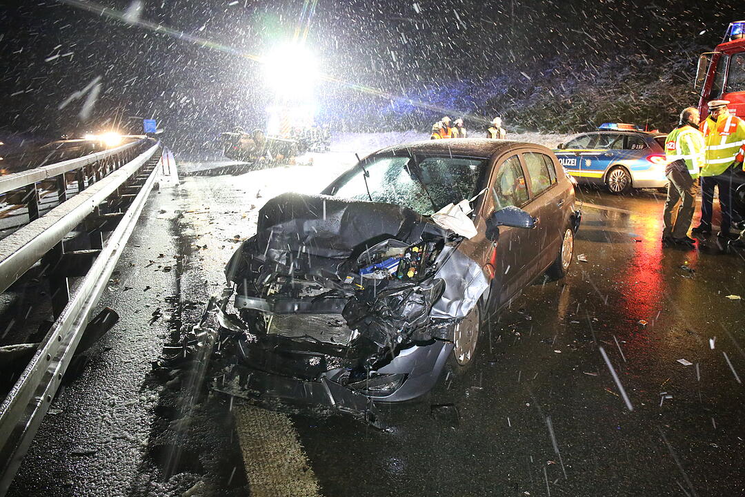 Oberfranken: Schwerer Zusammenstoß auf der A93 - Fahrer stirbt noch an der Unfallstelle