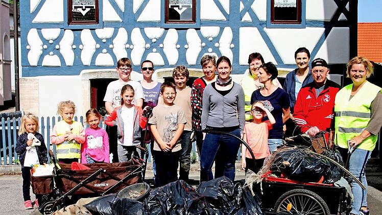 Die eifrigen Helfer bei der Säuberungsaktion des Obst- und Gartenbauvereins Roßstadt mit Vorsitzender Melanie Schwinn (rechts)  Foto: gg