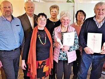 Ehrungen bei der KAB Neukenroth. Von links: Norbert Fleischmann, Albert Rubel, Diözesansekretärin Maria Gerstner, Sabine Fleischmann, Magdalena Weber (50 Jahre), Marlene Strohmer und Hans Tausch (40 Jahre)  Foto: Gerd Fleischmann