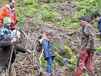 Platzanweiser: Ludwig von Lerchenfeld (links) zeigt Kindern, wo der nächste Baum gesetzt werden soll. Foto: Klaus Klaschka