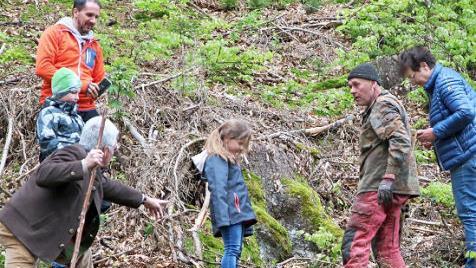 Platzanweiser: Ludwig von Lerchenfeld (links) zeigt Kindern, wo der nächste Baum gesetzt werden soll. Foto: Klaus Klaschka