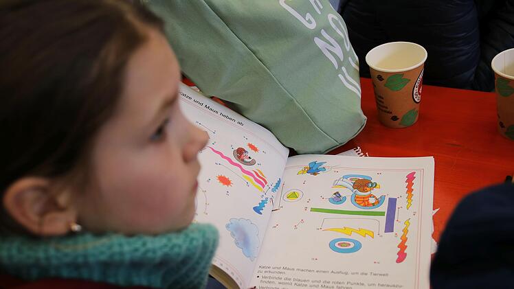 Für die Kinder gab es Spielzeug und Malsachen, damit sie sich etwas ablenken können. Foto: Romy Denk