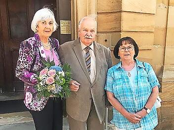 Fast wie vor 60 Jahren: Das Jubel-Paar Hildegard und Rudolf Dicker mit ihrem „Brautmädchen“ Sylvia.