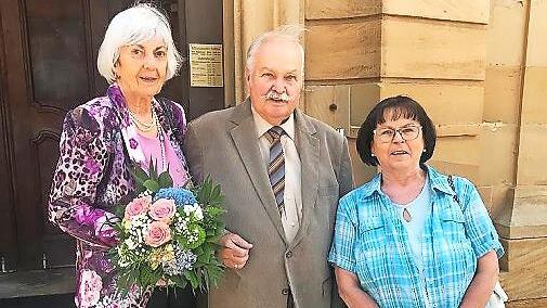 Fast wie vor 60 Jahren: Das Jubel-Paar Hildegard und Rudolf Dicker mit ihrem „Brautmädchen“ Sylvia.