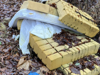 Haufenweise Matratzen und Kartons: Unbekannte nutzen Wald als Müll-Deponie - Polizei mit wichtigem Appell
