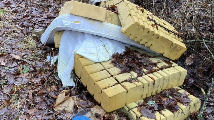 Haufenweise Matratzen und Kartons: Unbekannte nutzen Wald als Müll-Deponie - Polizei mit wichtigem Appell