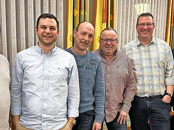 Der Vorstand des neu gegr&uuml;ndeten Vereins Ruotnkernge Fousanocht mit (im Bild, von links) Kassier Markus Lehmann, Vorsitzendem Leander Bach, Sitzungspr&auml;sident Kai Baumstark, dem Zweiten Vorsitzenden des SV Rothenkirchen, Fritz Treuner, Zweitem Vor...