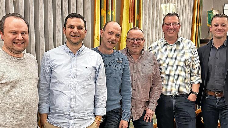 Der Vorstand des neu gegr&uuml;ndeten Vereins Ruotnkernge Fousanocht mit (im Bild, von links) Kassier Markus Lehmann, Vorsitzendem Leander Bach, Sitzungspr&auml;sident Kai Baumstark, dem Zweiten Vorsitzenden des SV Rothenkirchen, Fritz Treuner, Zweitem Vor...