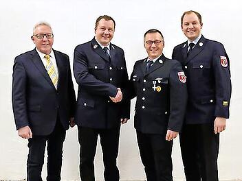 Einen Wechsel gab es im Amt des Vorsitzenden des Feuerwehrvereins Brücklein. Unser Bild zeigt (von links) Bürgermeister Harald Hübner, Vorsitzender Michael Fuchs, Rainer Strobel und Kreisbrandmeister Jonas Paulini.