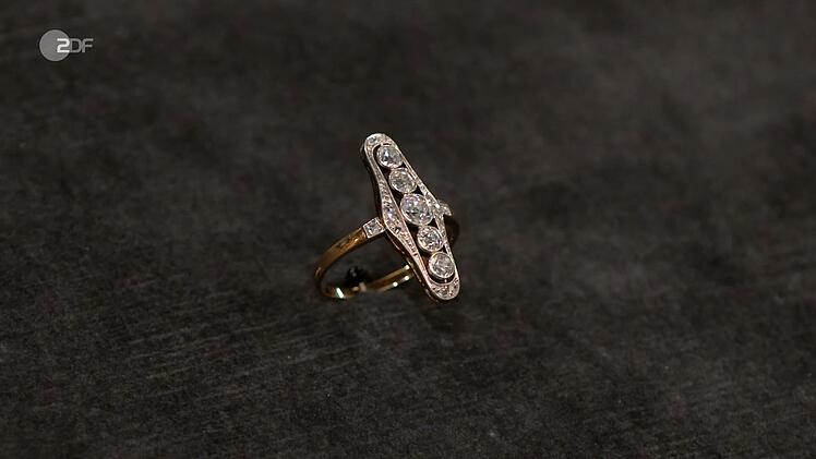 Im Expertenraum begann es wie immer auch zu funkeln: Der Ring mit Altschliffdiamanten bestand aus 585er-Gelbgold und Platin. Patrick Lessmann taxierte ihn auf 800 bis 850 Euro.