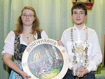 Die Schützenkönigin Sonja Ackermann und bester Jugendschütze Kai Engels freuen sich über die Auszeichnung.  Foto: Roland Meister