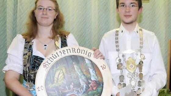 Die Schützenkönigin Sonja Ackermann und bester Jugendschütze Kai Engels freuen sich über die Auszeichnung.  Foto: Roland Meister