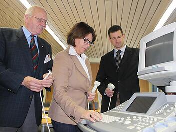 Begutachten das Ultraschallgerät, bevor es im Januar in das Kreiskankenhaus im ungarischen Eger gespendet wird: (von links) Ulrich Feldmann, Monika Reuß-Borst und Holger Metz. Foto: Sabine Herteux