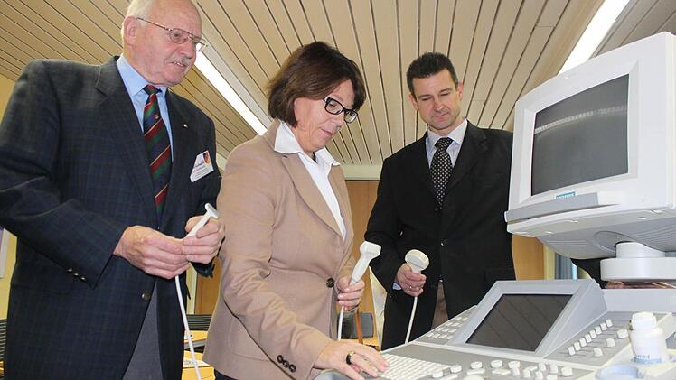 Begutachten das Ultraschallgerät, bevor es im Januar in das Kreiskankenhaus im ungarischen Eger gespendet wird: (von links) Ulrich Feldmann, Monika Reuß-Borst und Holger Metz. Foto: Sabine Herteux