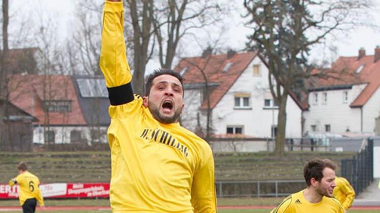 Sinan Bulat erzielte per Kopf die frühe Führung in Bamberg. Heute kann der 30-Jährige, der über die Saison hinaus beim VfL Frohnlach bleiben wird, seine Torgefährlichkeit im Regionalliga-Kellerduell beim Vorletzten SpVgg Bayern Hof allerdings nicht unter Beweis stellen. Der Neustadter zog sich am Samstag Mitte der 2. Halbzeit eine Knieverletzung zu. Morgen steht deshalb eine Kernspintomographie an. Fotos: Heinrich Weiß