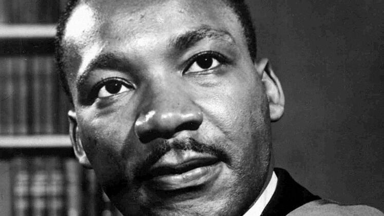 Martin Luther King, Washington, 28. August 1963 Mit dem Satz "I have a dream” ("Ich habe einen Traum”) zeichnet Martin Luther King das Bild einer Gesellschaft, in der alle Menschen gleich behandelt werden, einer Gesellschaft ohne Rassentrennung - einer zukünftigen Gesellschaft, denn die Realität im Amerika der 60er Jahre sieht anders aus. King beendet seine Rede mit den Worten "I have a dream today" (Ich habe heute einen Traum"). Damit berührt er nicht nur die 250 000, die sich in Washington ...