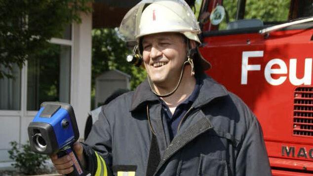 Der Kirchaicher Kommandant Norbert Gülta zeigt die neue Wärmebildkamera.