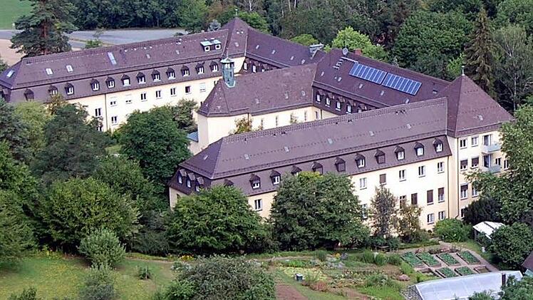 In der Mitte des U-förmigen Gebäudes steht als Herzstück die Mutterhauskapelle.
