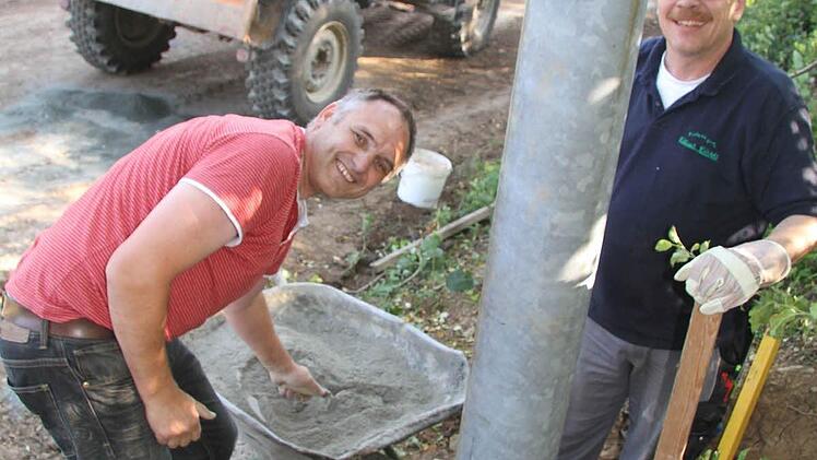 Drei Schubkarren Zement - und immer noch nicht genug: Die Masten müssen jetzt aushärten, noch in diesem Sommer soll auf dem neuen Platz gespielt werden.