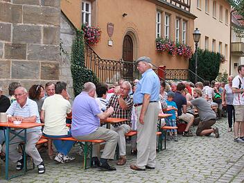 Im Schatten der Stadtpfarrkirche St. Laurentius lässt es sich gut feiern. Zumindest beim Laurentiusfest, dem Patronatsfest der katholischen Gemeinde in Ebern. Fotos: Katharina Becht