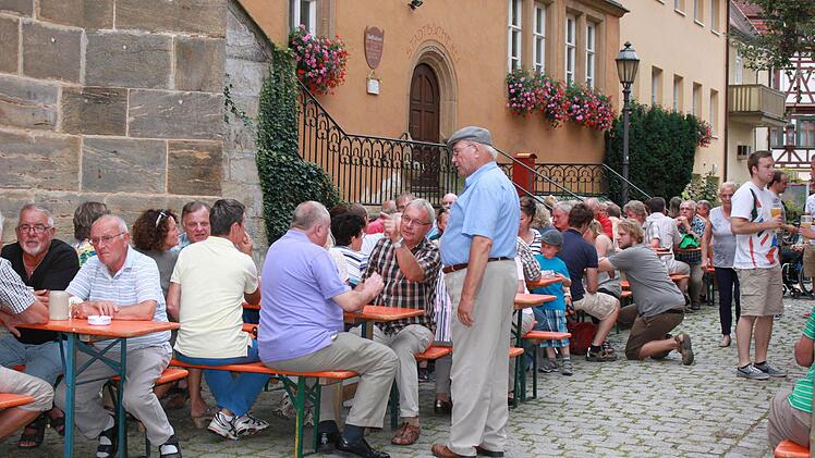 Im Schatten der Stadtpfarrkirche St. Laurentius lässt es sich gut feiern. Zumindest beim Laurentiusfest, dem Patronatsfest der katholischen Gemeinde in Ebern. Fotos: Katharina Becht