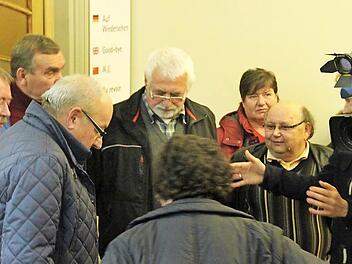 Die betroffenen Mitarbeiter schildern einem Fernseh-Team des Bayerischen Rundfunks vor der Stadtratssitzung ihre Sicht der Dinge. Fotos: Benedikt Borst