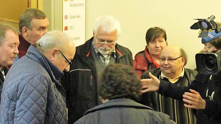 Die betroffenen Mitarbeiter schildern einem Fernseh-Team des Bayerischen Rundfunks vor der Stadtratssitzung ihre Sicht der Dinge. Fotos: Benedikt Borst