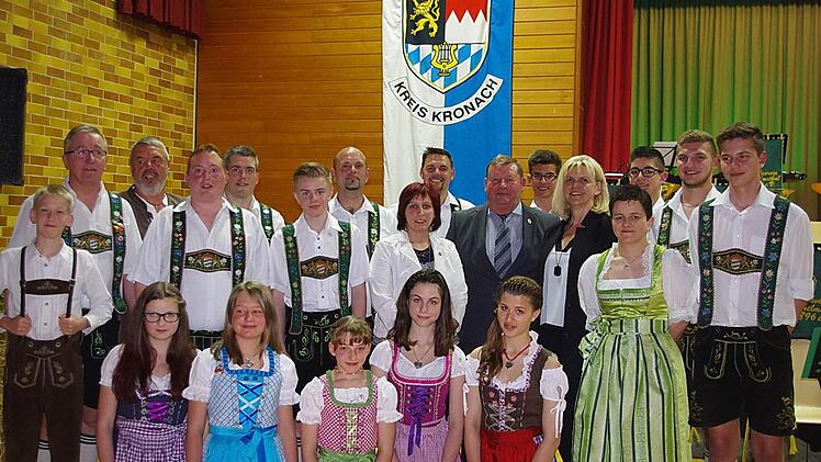 Stellvertretender NBMB-Kreisvorsitzender Bruno Schnappauf (siebter von rechts) ehrte langjährige Aktive, die teilweise bis zu 50 Jahren im Musikverein Wilhelmsthal mitwirken. Mit im Bild ist (5. v.r.) Wilhelmsthals Bürgermeisterin Susanne Grebner.  Foto: Heike Schülein